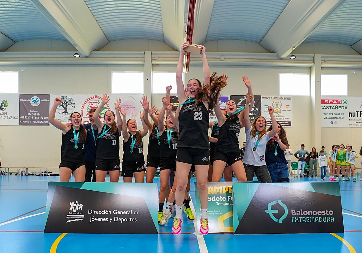 Las jugadoras del San Antonio Josefinas celebran el título extremeño cadete.
