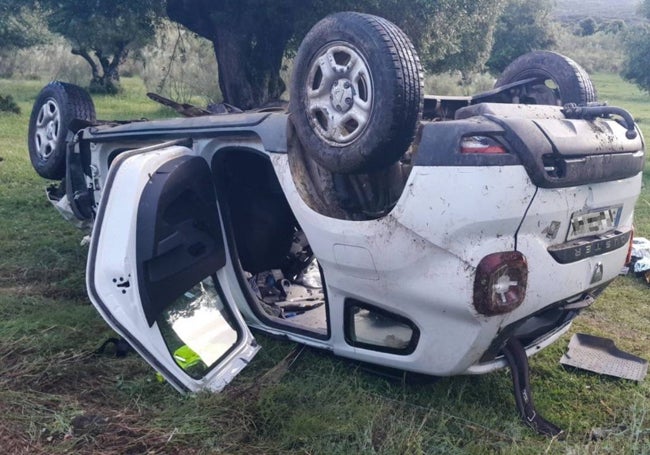Estado en que quedó el Dacia en el que viajaban los cuatro fallecidos.