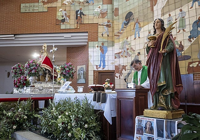 La imagen de Santa Lucía, ya restaurada, se expuso al público en septiembre en el centro pastoral Jesús Obrero de Aldea Moret durante la estancia de la Virgen de la Montaña en el barrio con motivo del centenario de la coronación canónica de la patrona de Cáceres.