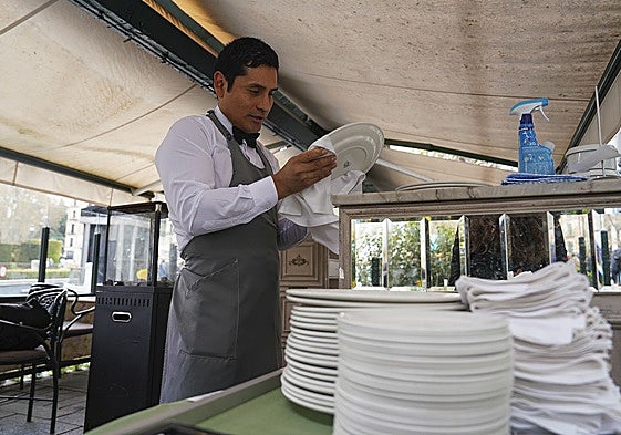 Los servicios asociados al turismo han impulsado la creación de empleo durante el mes de abril.