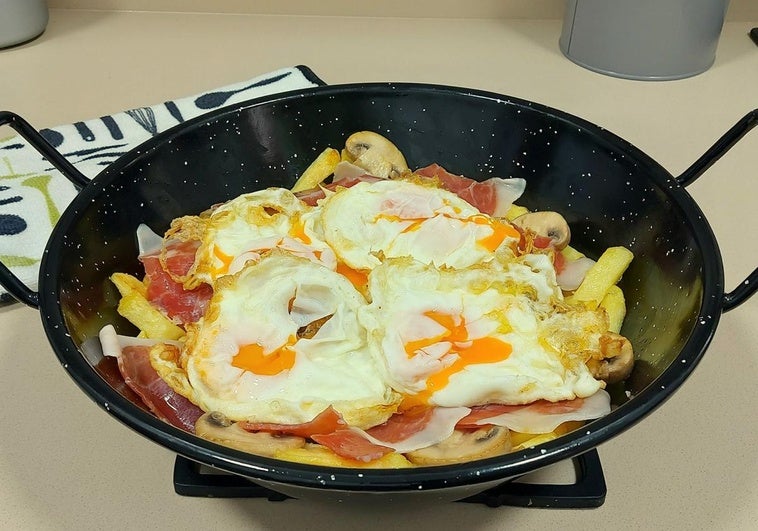 Cazuela de huevos rotos al ajillo