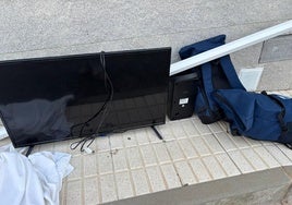 Televisor sustraído colocado junto a la casa del alcalde de Puebla de Obando.