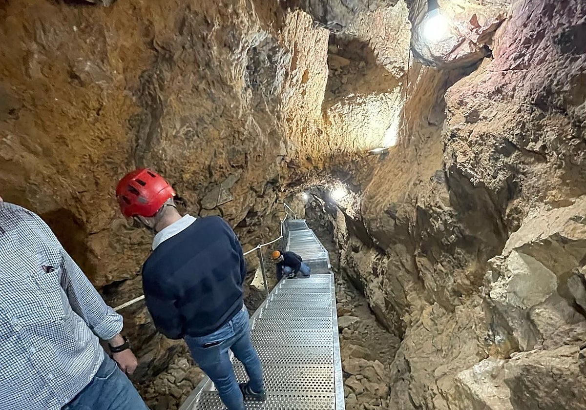 Escalera que permite la visita a la antigua mina Garandina, de Santa Marta de los Barros.