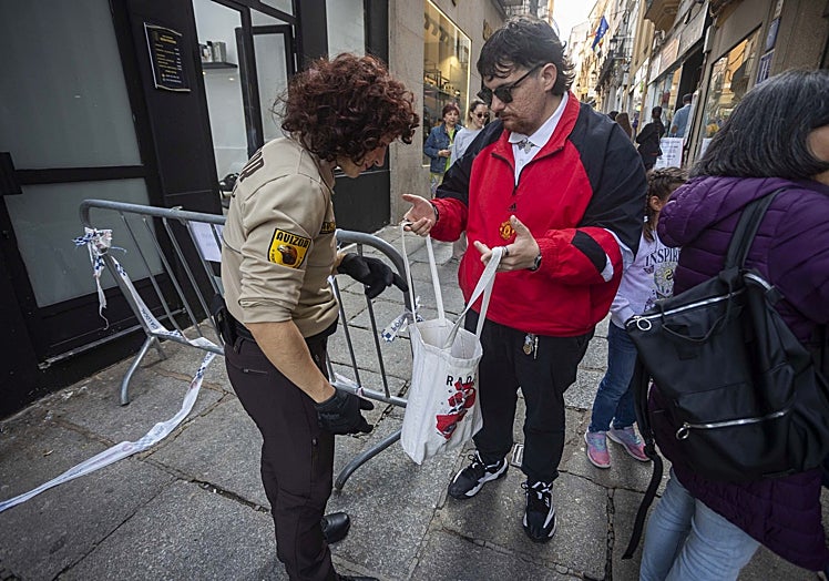 Control de bolsas para evitar el botellón en Womad Cáceres.