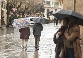 Ciudadanos en Cáceres el 21 de enero pasado en una jornada de lluvia.