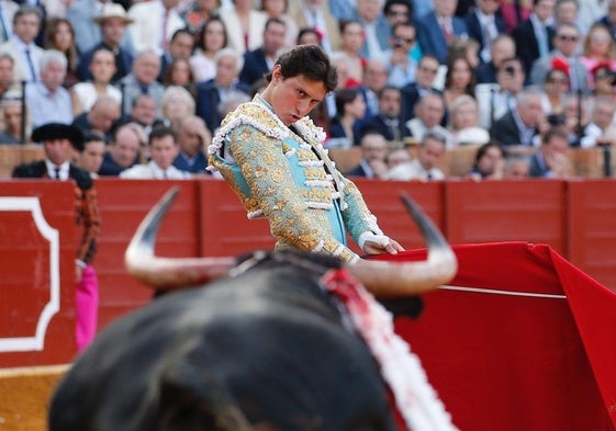 Roca Rey cortó dos apéndices al primero de su lote.