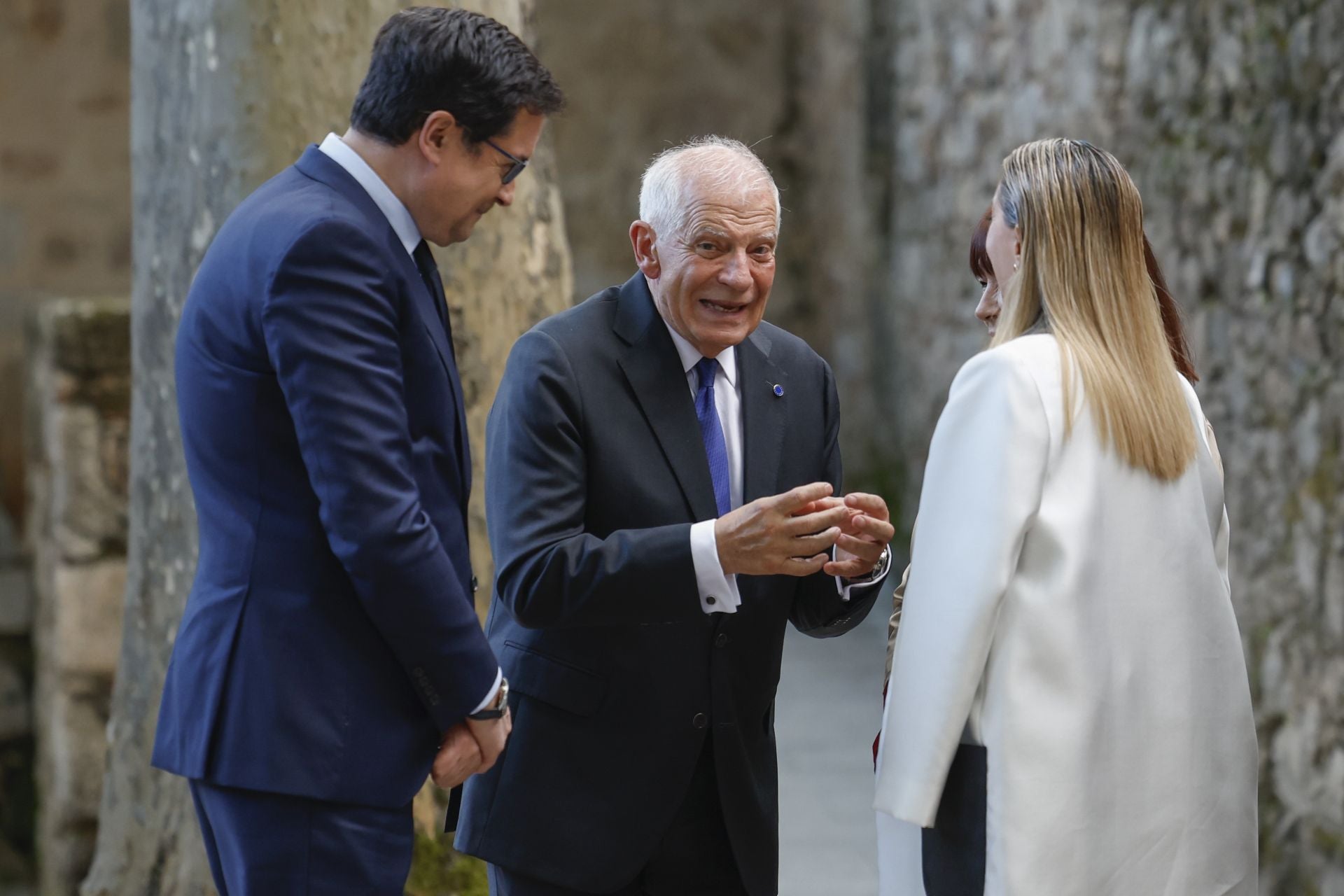 Fotos | Felipe VI preside la entrega del Premio Carlos Yuste a Josep Borrell