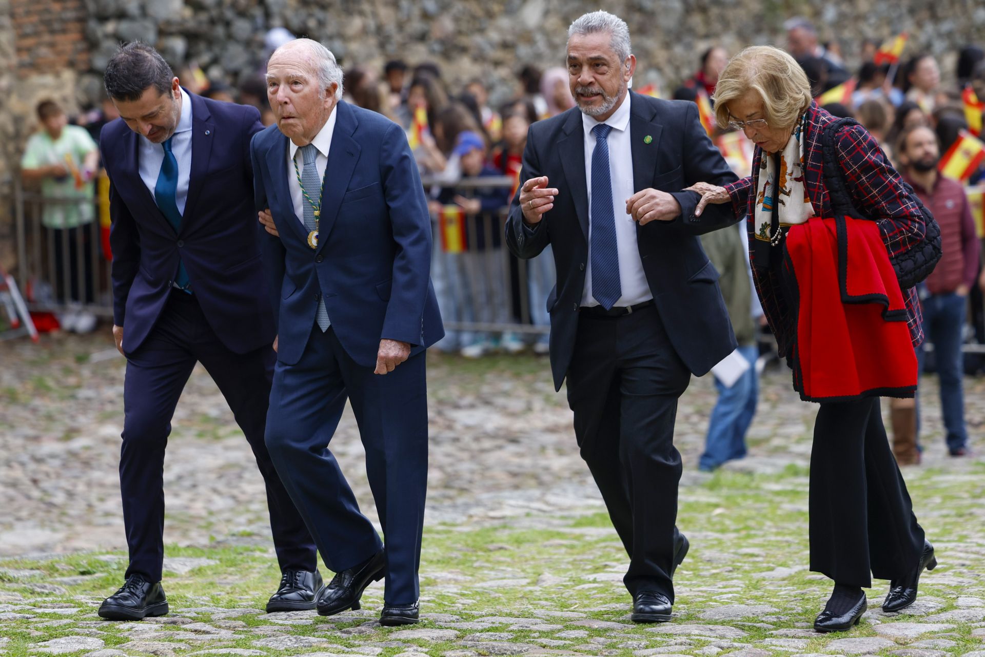 Fotos | Felipe VI preside la entrega del Premio Carlos Yuste a Josep Borrell
