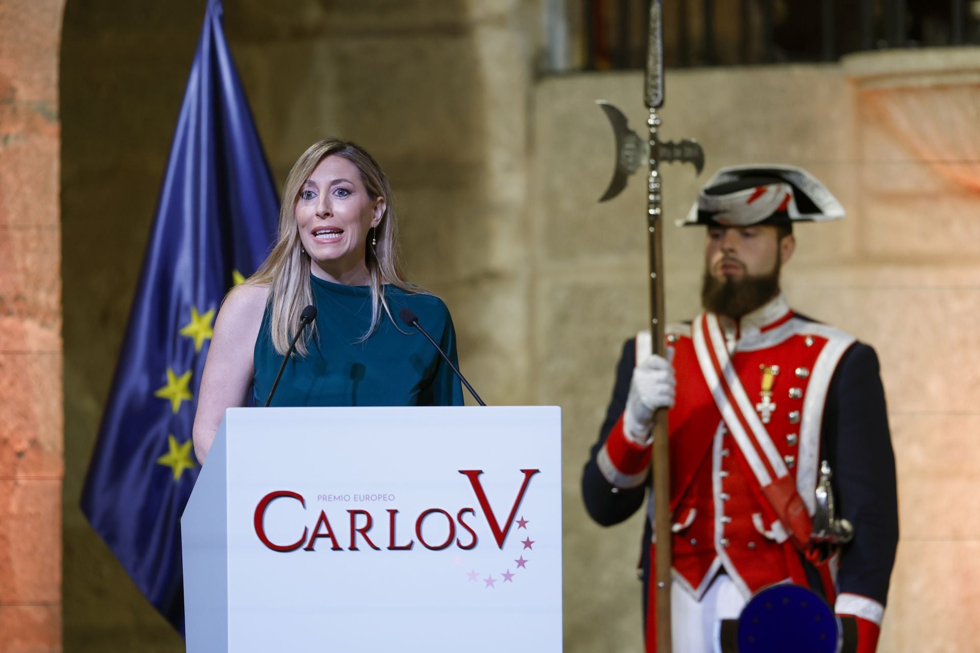 Fotos | Felipe VI preside la entrega del Premio Carlos Yuste a Josep Borrell