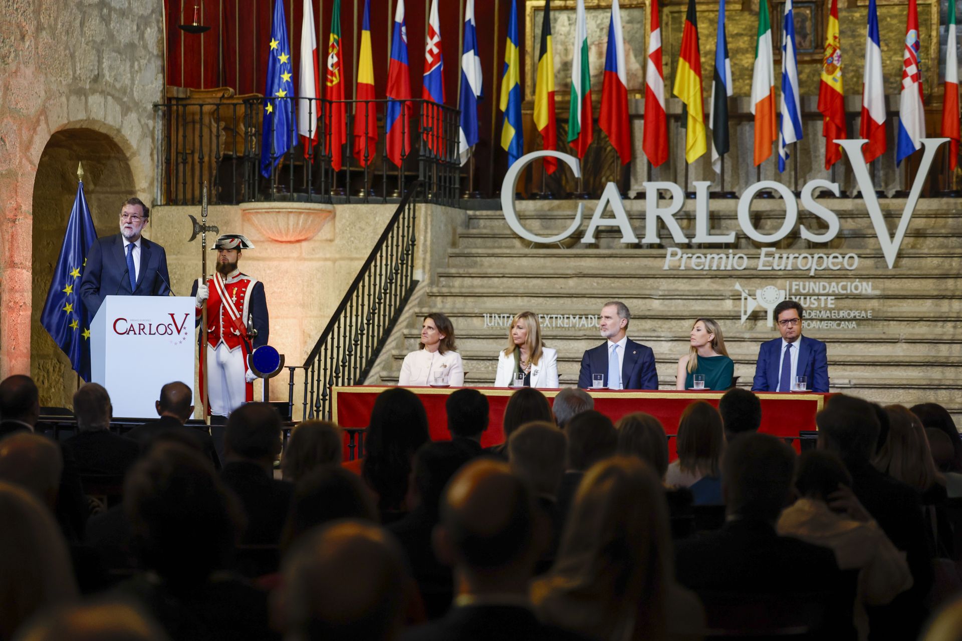 Fotos | Felipe VI preside la entrega del Premio Carlos Yuste a Josep Borrell