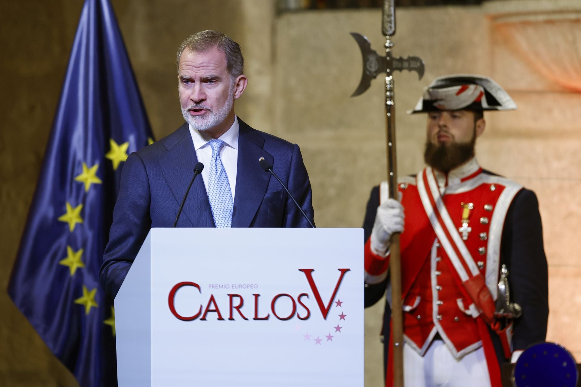 Fotos | Felipe VI preside la entrega del Premio Carlos Yuste a Josep Borrell