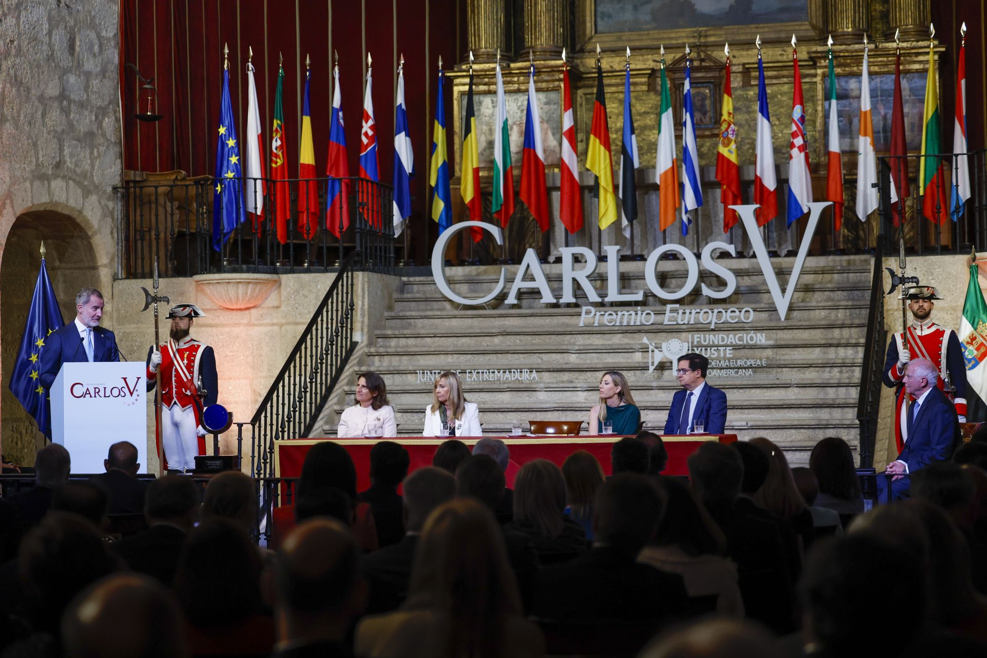 Fotos | Felipe VI preside la entrega del Premio Carlos Yuste a Josep Borrell