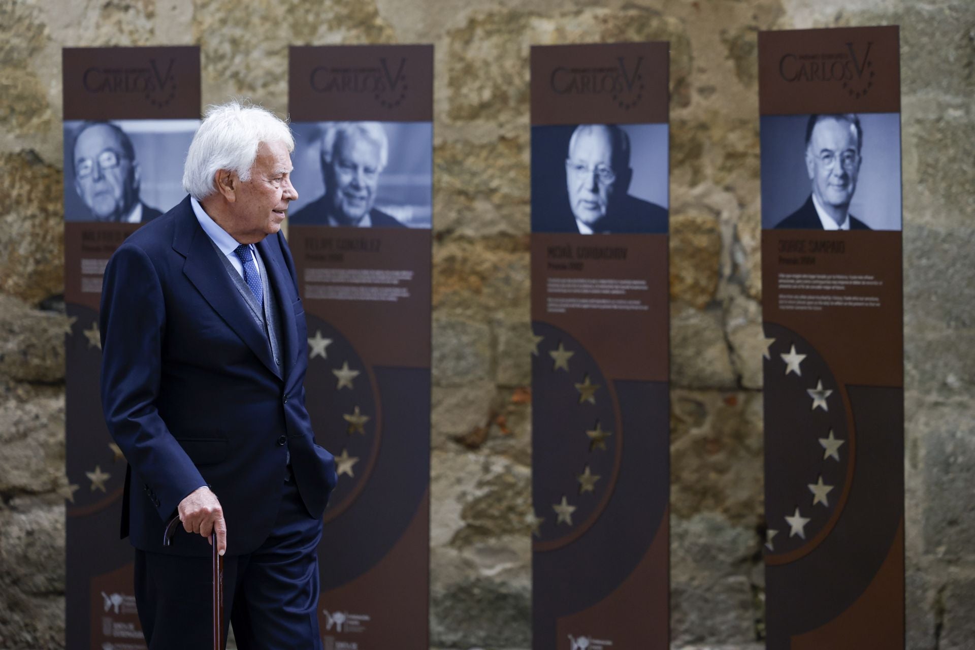 Fotos | Felipe VI preside la entrega del Premio Carlos Yuste a Josep Borrell