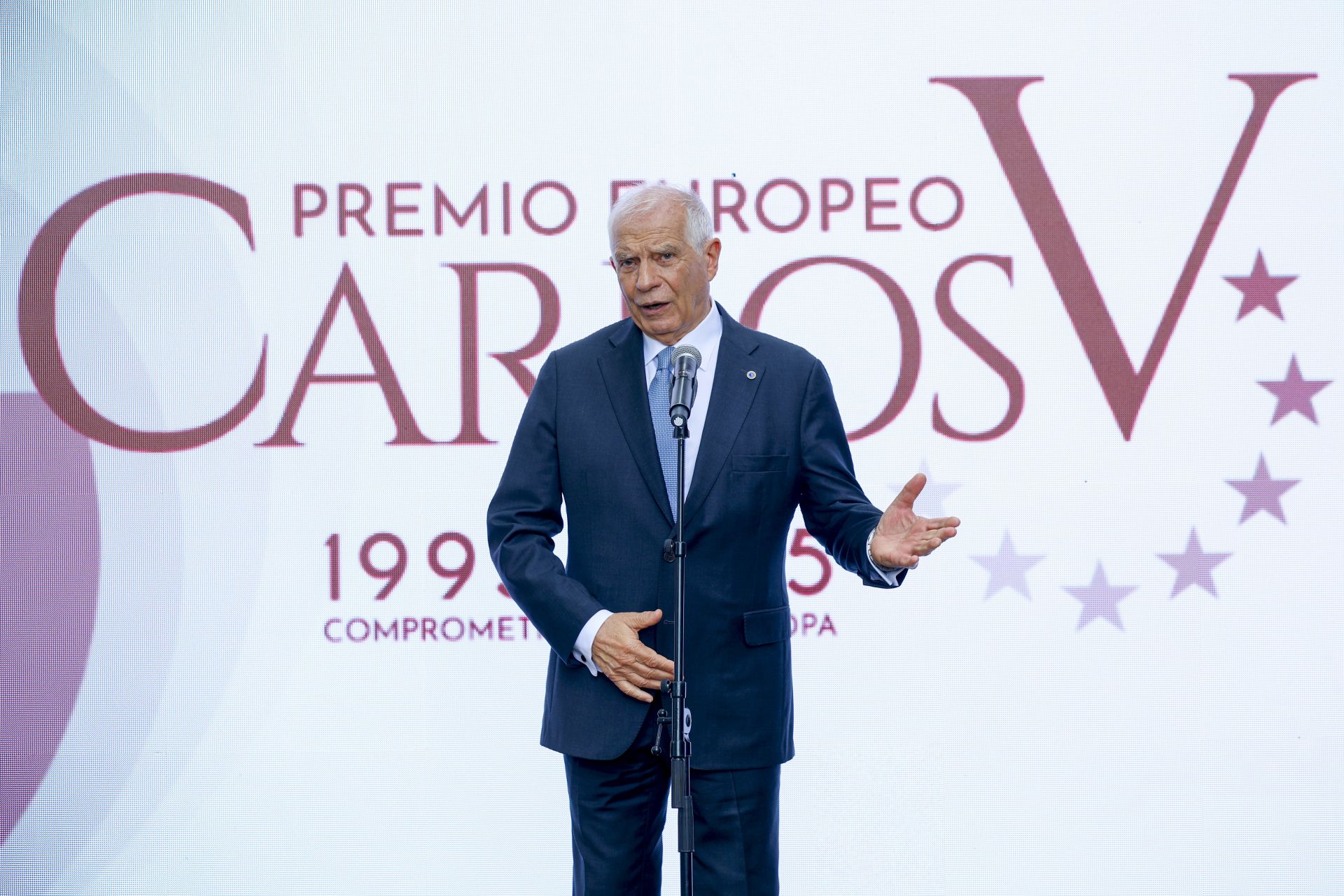 Fotos | Felipe VI preside la entrega del Premio Carlos Yuste a Josep Borrell