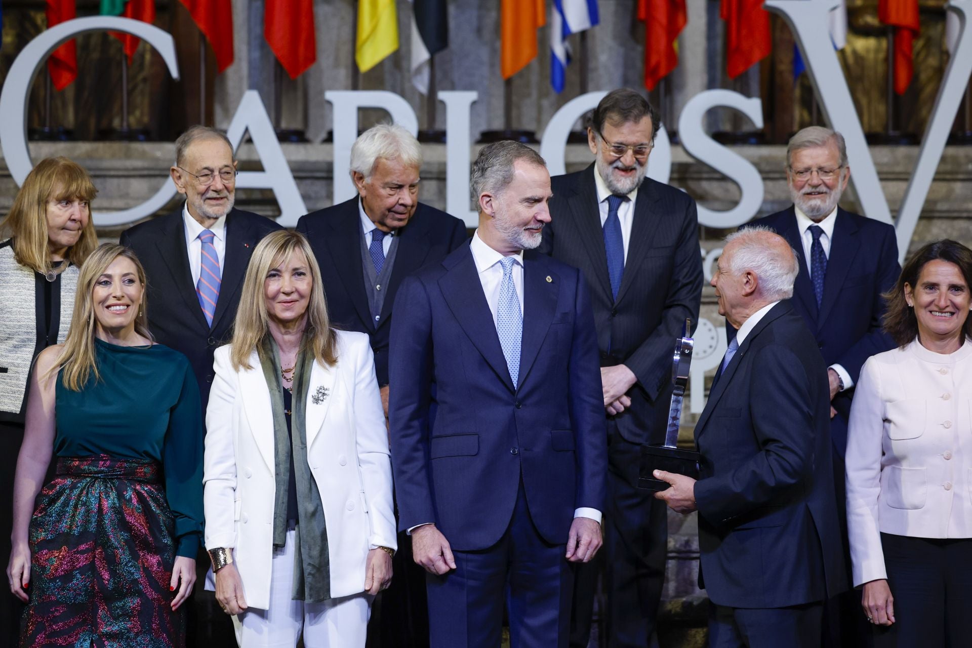 Fotos | Felipe VI preside la entrega del Premio Carlos Yuste a Josep Borrell