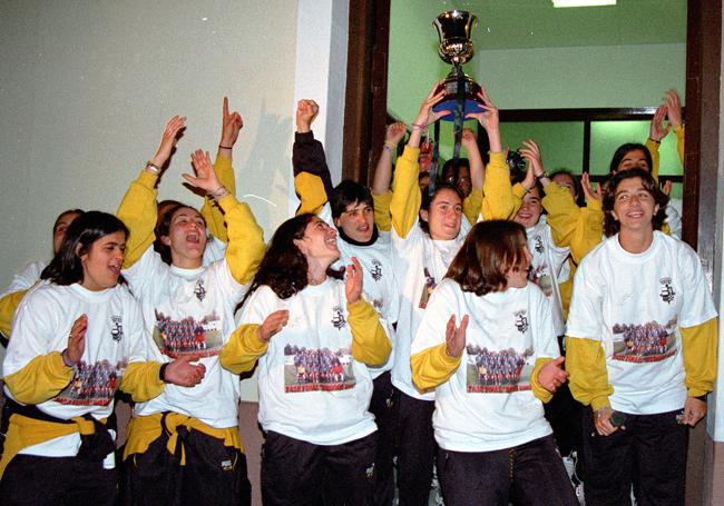 Las jugadoras del Irex Puebla levantan el título de campeonas de Primera División Femenina.