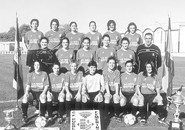 Plantilla del Irex Puebla que se proclamó campeona de Primera Femenina el 1 de mayo de 2000.