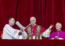 Papa León XIV saluda a los fieles tras su elección como como Obispo de Roma.