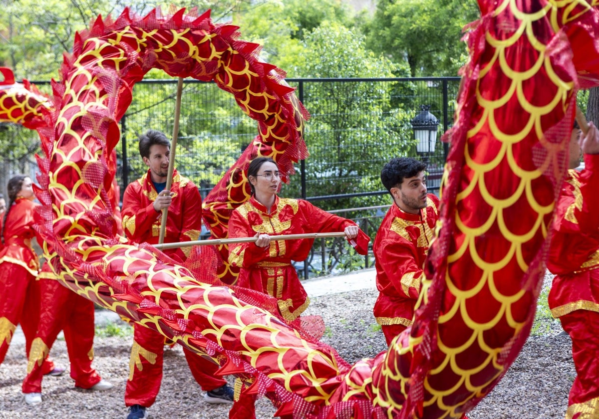 Un dragón chino y aulas viajeras en Cáceres