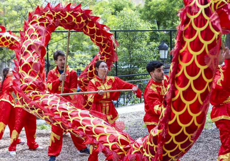 Un dragón chino y aulas viajeras en Cáceres