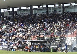 Tribuna del estadio Romano casi llena esta temporada.