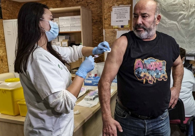 La mortalidad de la gripe cae a la mitad pero solo se vacuna el 58% de la población diana en Extremadura