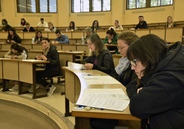 Aspirantes a una plaza fija en la administración regional en un examen de oposición.