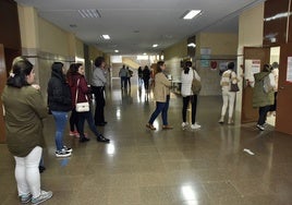 Aspirantes a una plaza de empleo público esperan para hacer el examen.