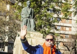 Pepe Extremadura ante la estatua del poeta Gabriel y Galán.