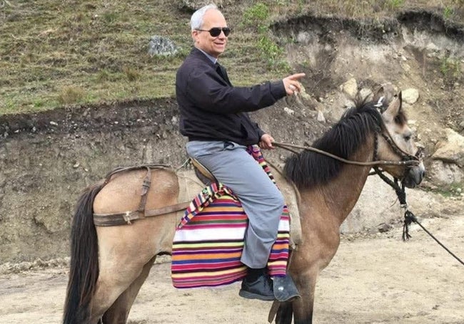 Robert Francis Prevost, obispo de la diócesis de Chiclayo, en una visita a sus parroquias en caballo.