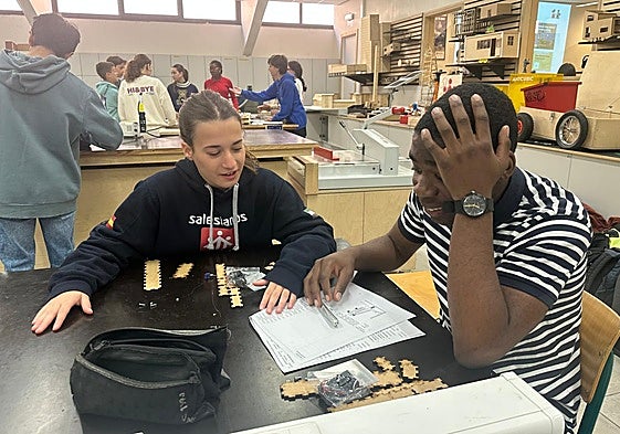 Alumnos españoles y belgas en una clase práctica.