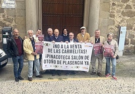 Los colectivos convocantes, a pies del convento de Las Carmelitas.