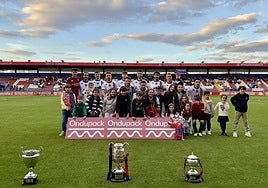 Los jugadores del Extremadura posan con los tres títulos conquistados esta temporada.