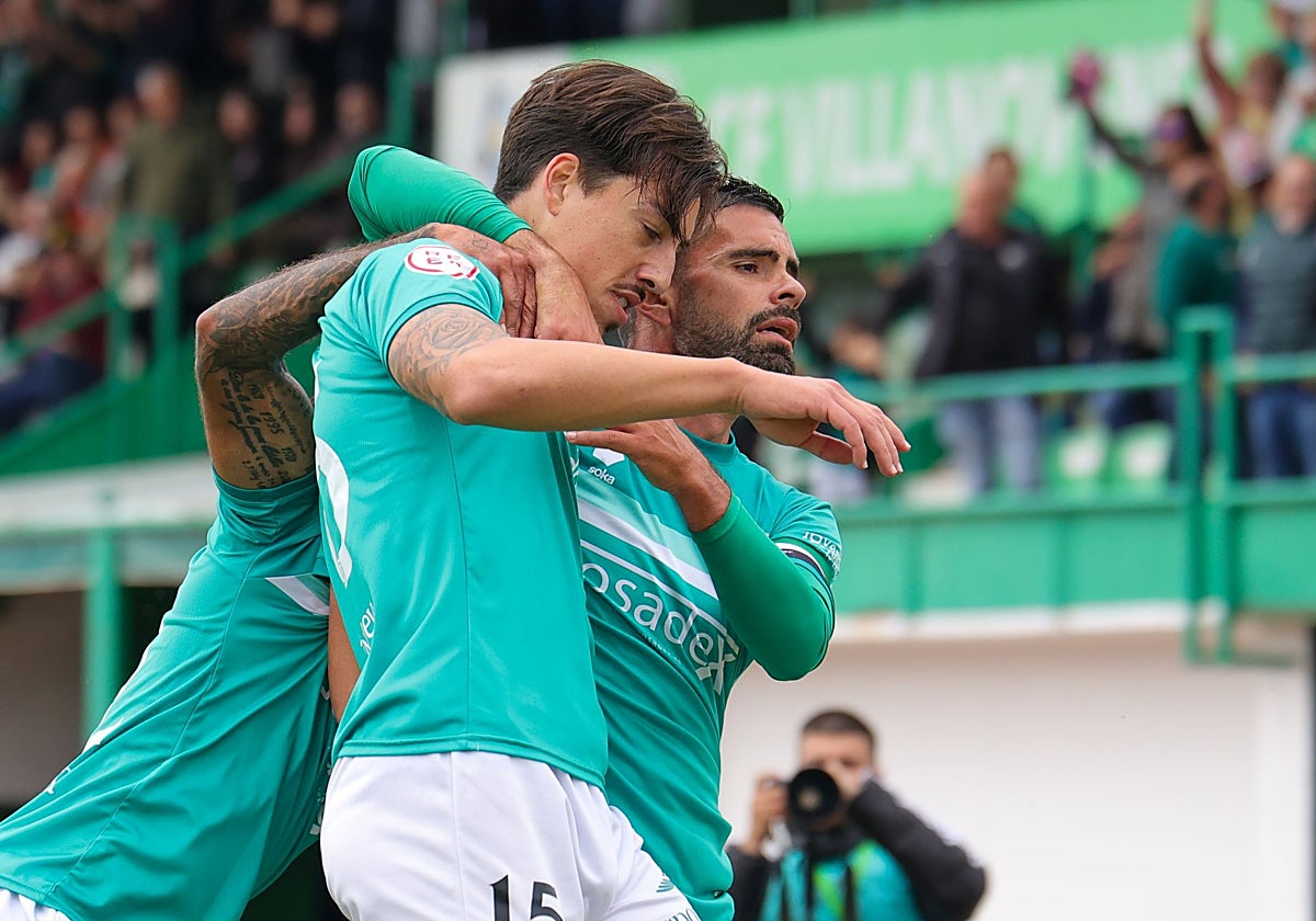Brunet y Pajuelo celebran uno de los goles contra el Granada B.