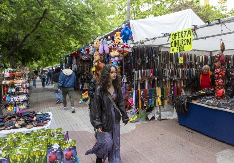Menos artesanía y poca esencia de Womad en el mercadillo de Cánovas