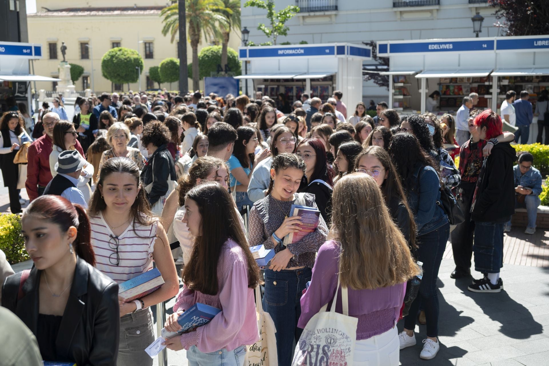 Inma Rubiales se da un baño de masas en la Feria del Libro de Badajoz