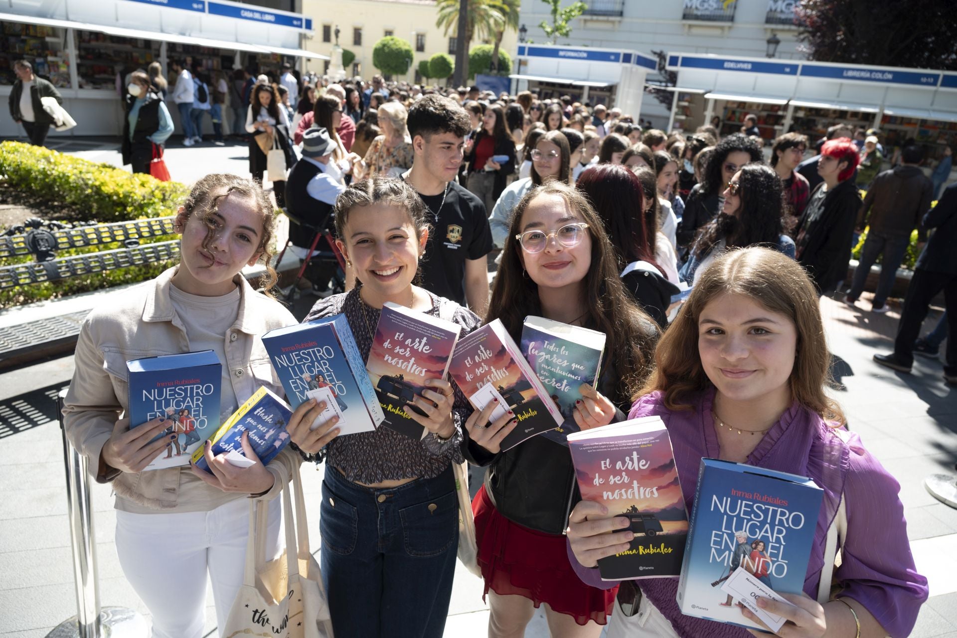 Inma Rubiales se da un baño de masas en la Feria del Libro de Badajoz