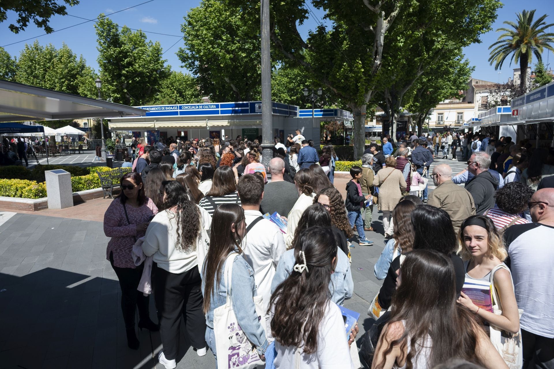 Inma Rubiales se da un baño de masas en la Feria del Libro de Badajoz