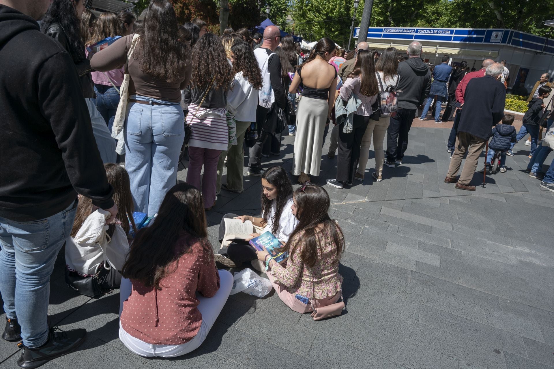Inma Rubiales se da un baño de masas en la Feria del Libro de Badajoz