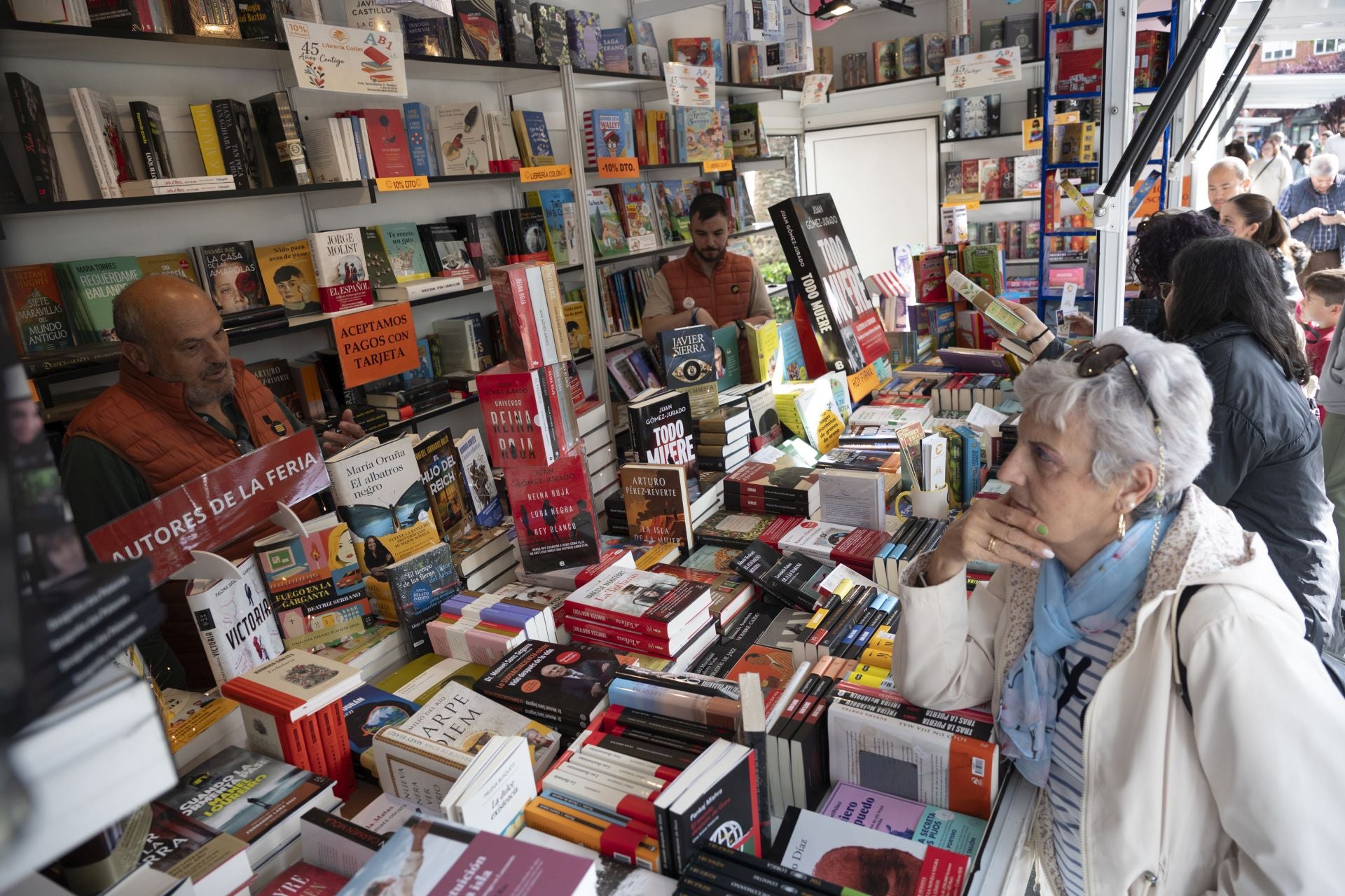 Inma Rubiales se da un baño de masas en la Feria del Libro de Badajoz