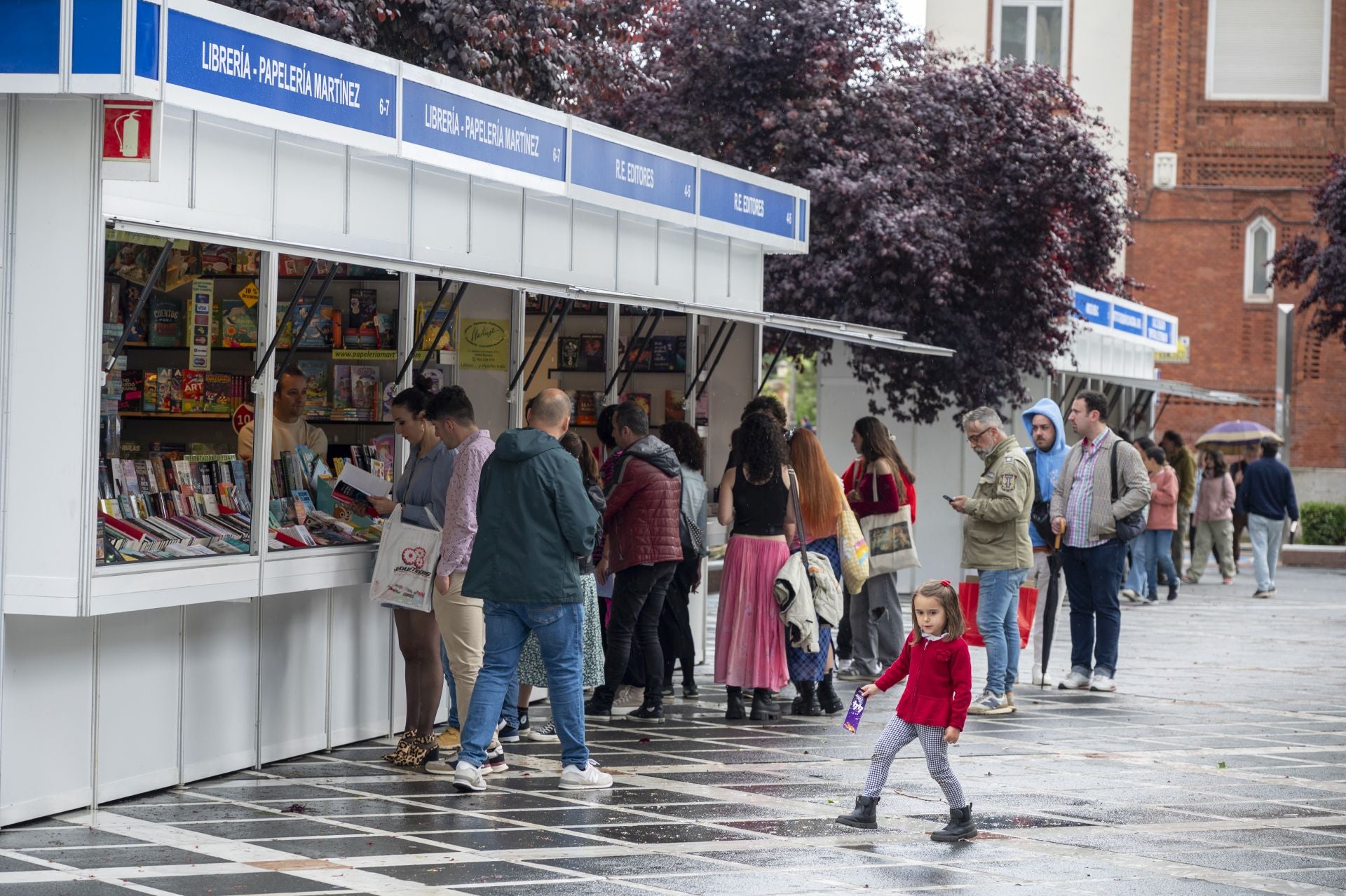Inma Rubiales se da un baño de masas en la Feria del Libro de Badajoz