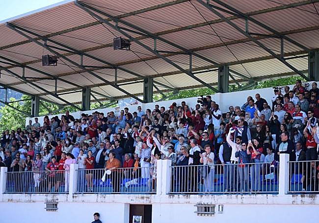 Lleno en las gradas del campo de fútbol.