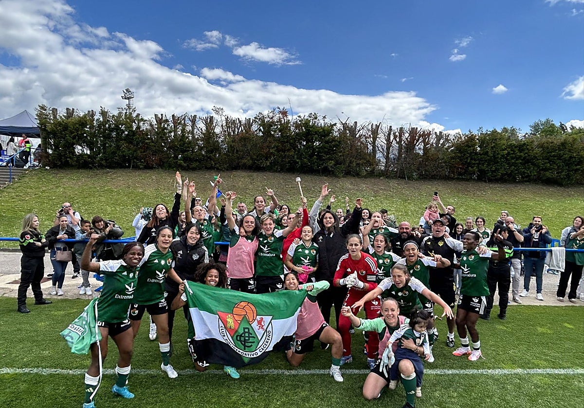 Las jugadoras del Cacereño celebran el pase a la final con sus aficionados desplazados a Vitoria.