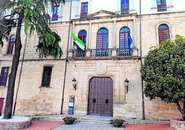 Imagen de la fachada del Ayuntamiento de Trujillo.