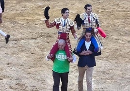 Luis David Adame y Emilio de Justo, a hombros en Jerez de los Caballeros.