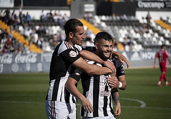 Álex Alegría felicita a Bermúdez tras marcar de penalti el gol de la victoria del Badajoz.