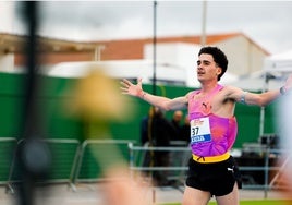 Óscar Gaitán celebra su victoria en el Campeonato de España de 5.000 metros en la categoría sub-20.