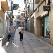 Tramo de la calle Paneras de Cáceres donde se ubica la vivienda en la que ha aparecido el hombre muerto.