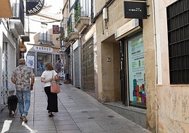 Tramo de la calle Paneras de Cáceres donde se ubica la vivienda en la que ha aparecido el hombre muerto.