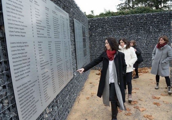 Panel en recuerdo de víctimas de la Guerra Civil, en el cementerio de Orduña.